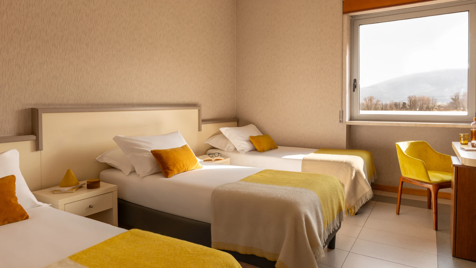 Camera tripla spaziosa e confortevole con luce naturale, ideale per famiglie in viaggio in Liguria - Hotel Al Sant'Andrea, BZAR hotels in Liguria