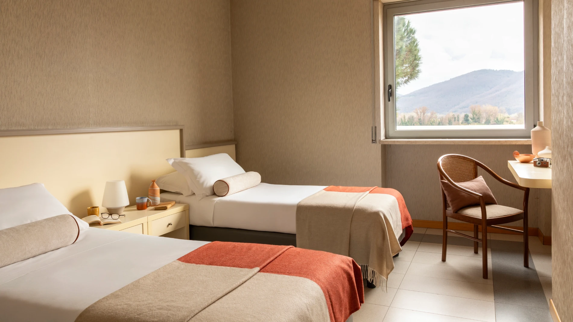 Camera doppia con letti singoli luminosa e confortevole vicino alle Cinque Terre, ideale per soggiorni in Liguria - Hotel Al Sant'Andrea, BZAR hotels in Liguria