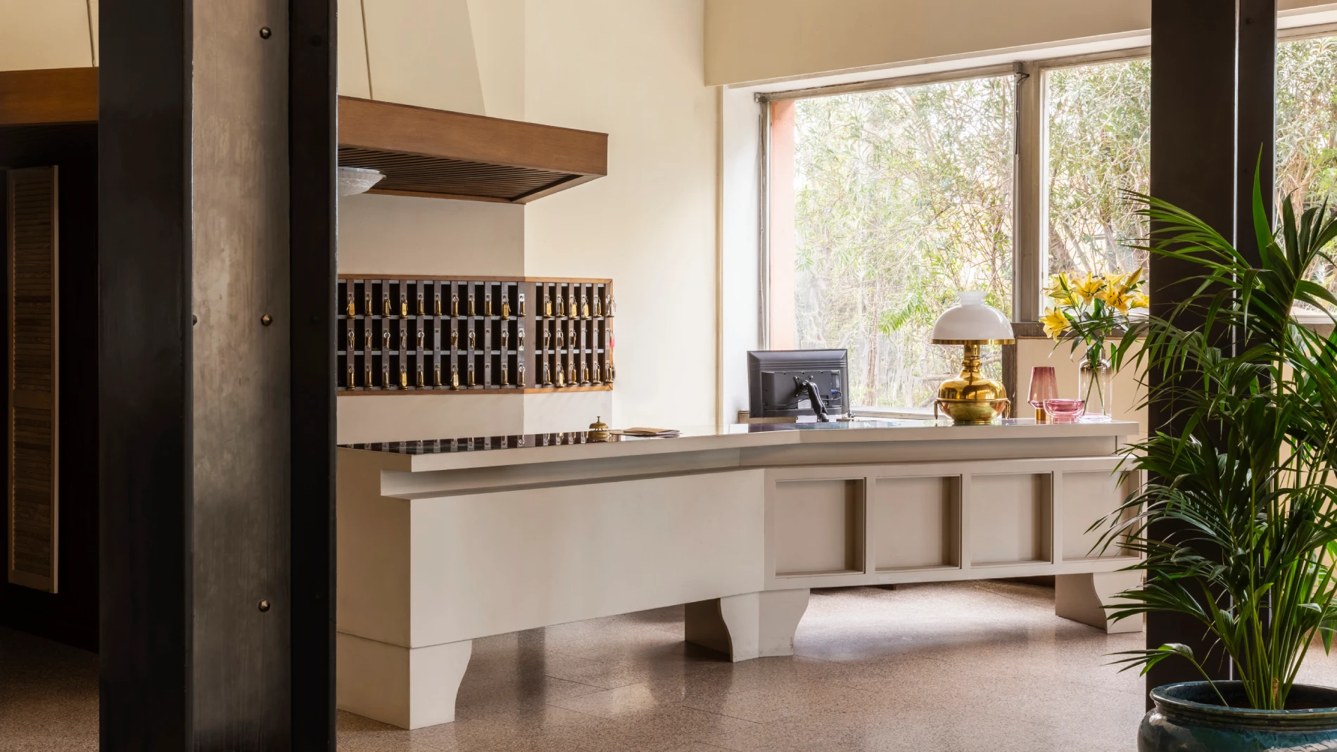 Reception moderna e accogliente con servizio concierge, punto di riferimento per il soggiorno in Liguria - Hotel Al Sant'Andrea, BZAR hotels in Liguria