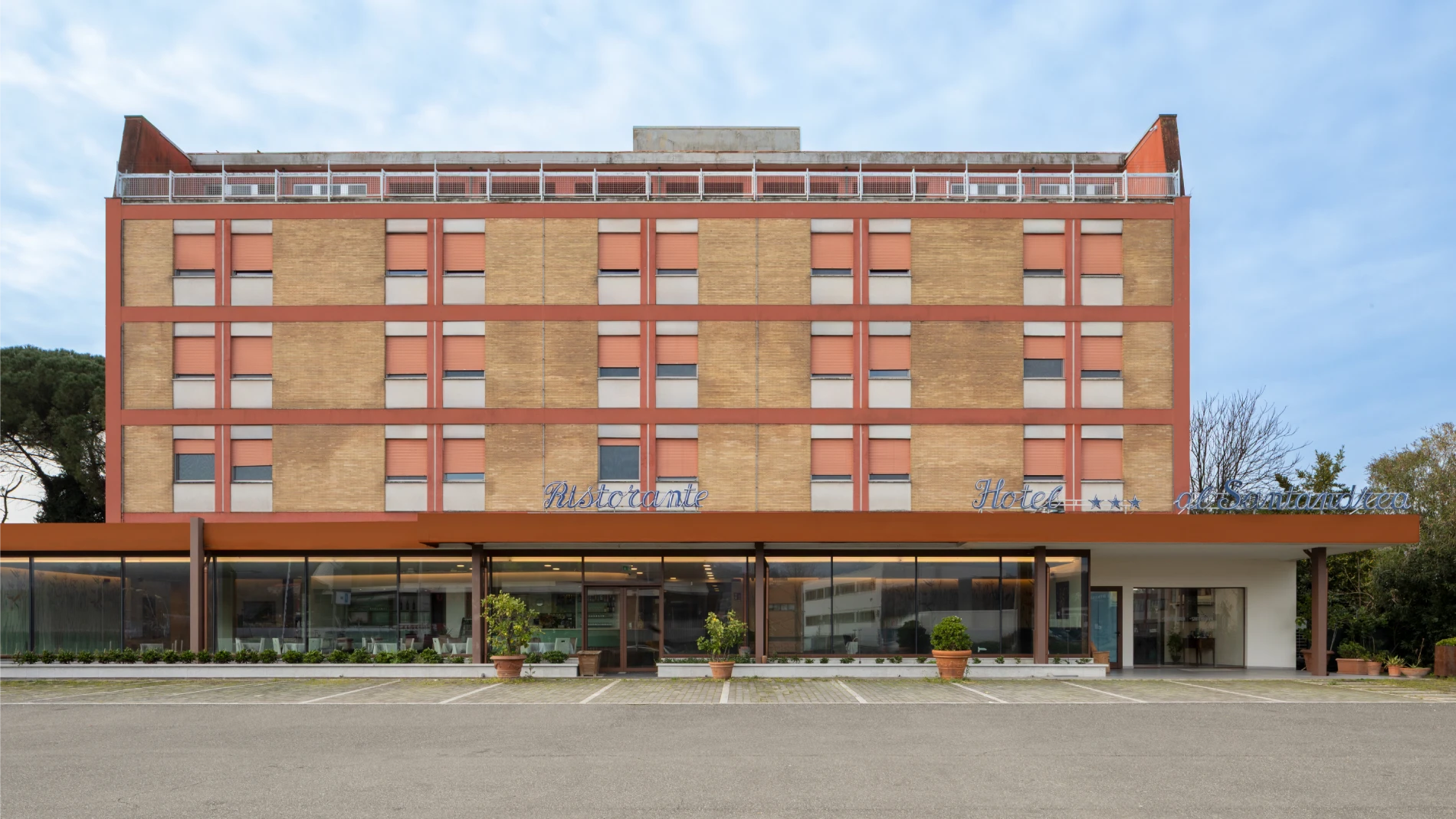 Esterno dell’hotel a Sarzana con parcheggio e facile accesso alle Cinque Terre e alle principali mete della Liguria - Hotel Al Sant'Andrea, BZAR hotels in Liguria