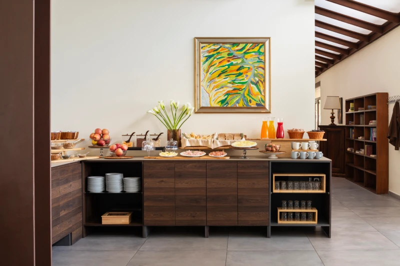 Buffet colazione con pane, frutta e bevande in sala luminosa, perfetto per iniziare la giornata in Liguria - Hotel Al Sant'Andrea, BZAR hotels in Liguria