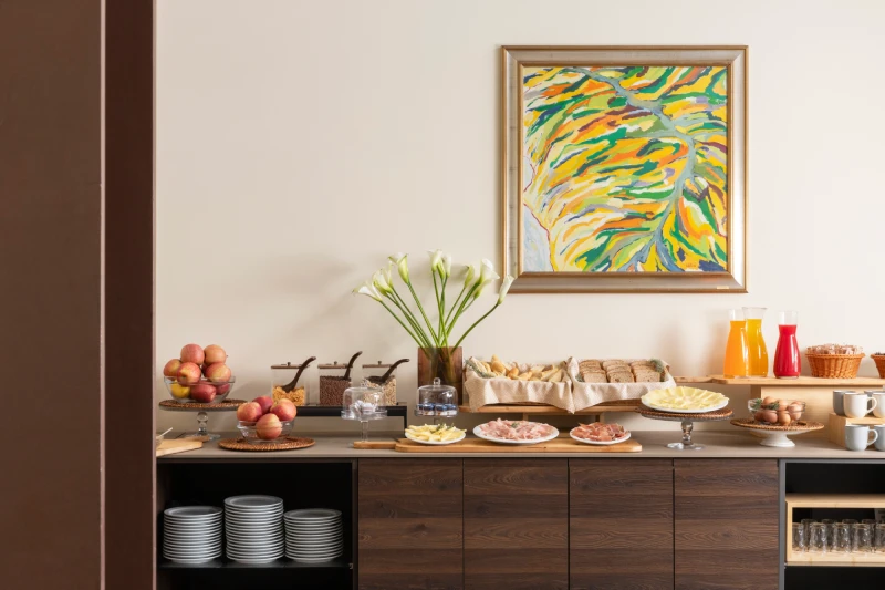 Selezione colazione con salumi, formaggi, pane fresco e succhi, proposta ideale per un soggiorno a Sarzana in Liguria - Hotel Al Sant'Andrea, BZAR hotels in Liguria