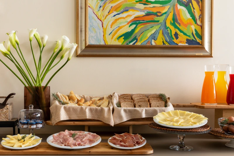 Colazione salata con formaggi e affettati, pane e succhi serviti su buffet curato, per vacanze in Liguria - Hotel Al Sant'Andrea, BZAR hotels in Liguria
