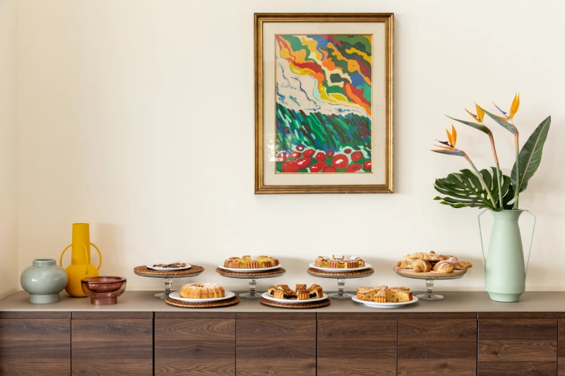 Buffet dolci con croissant e torte su alzate, perfetto per una colazione golosa prima di esplorare la Liguria - Hotel Al Sant'Andrea, BZAR hotels in Liguria