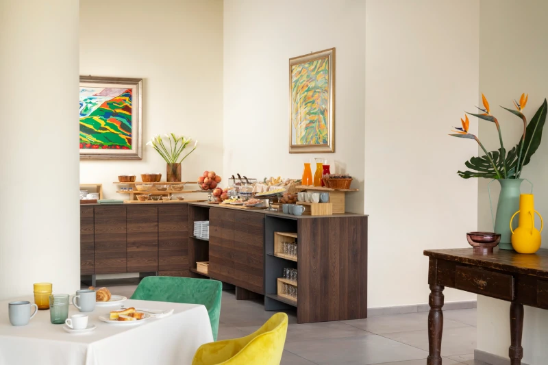 Sala colazione con buffet e sedute colorate, ambiente curato a Sarzana per soggiorni tra Cinque Terre e Liguria - Hotel Al Sant'Andrea, BZAR hotels in Liguria