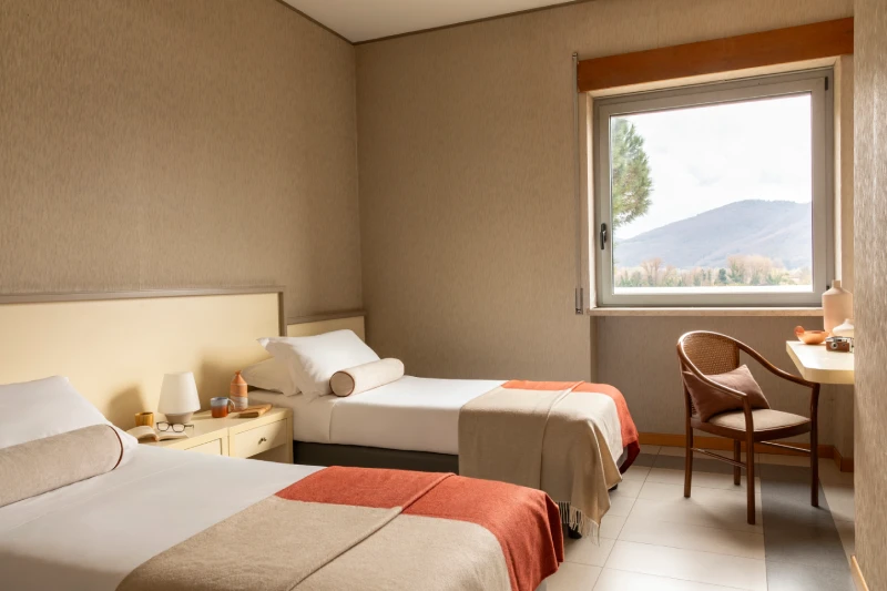 Camera doppia luminosa con letti singoli, scrivania e vista sulle colline, ideale per soggiorni confortevoli in Liguria - Hotel Al Sant'Andrea, BZAR hotels in Liguria