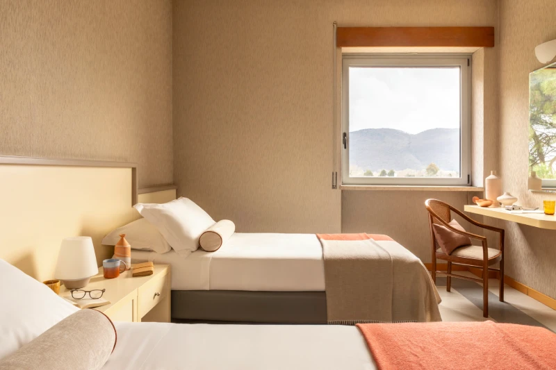 Camera doppia con letti singoli, luce naturale e vista sulle colline di Sarzana, ideale come base per la Liguria - Hotel Al Sant'Andrea, BZAR hotels in Liguria