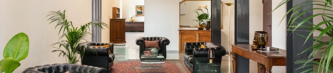Lobby elegante con divani in pelle e arredi raffinati - Hotel Al Sant'Andrea, BZAR hotels in Liguria
