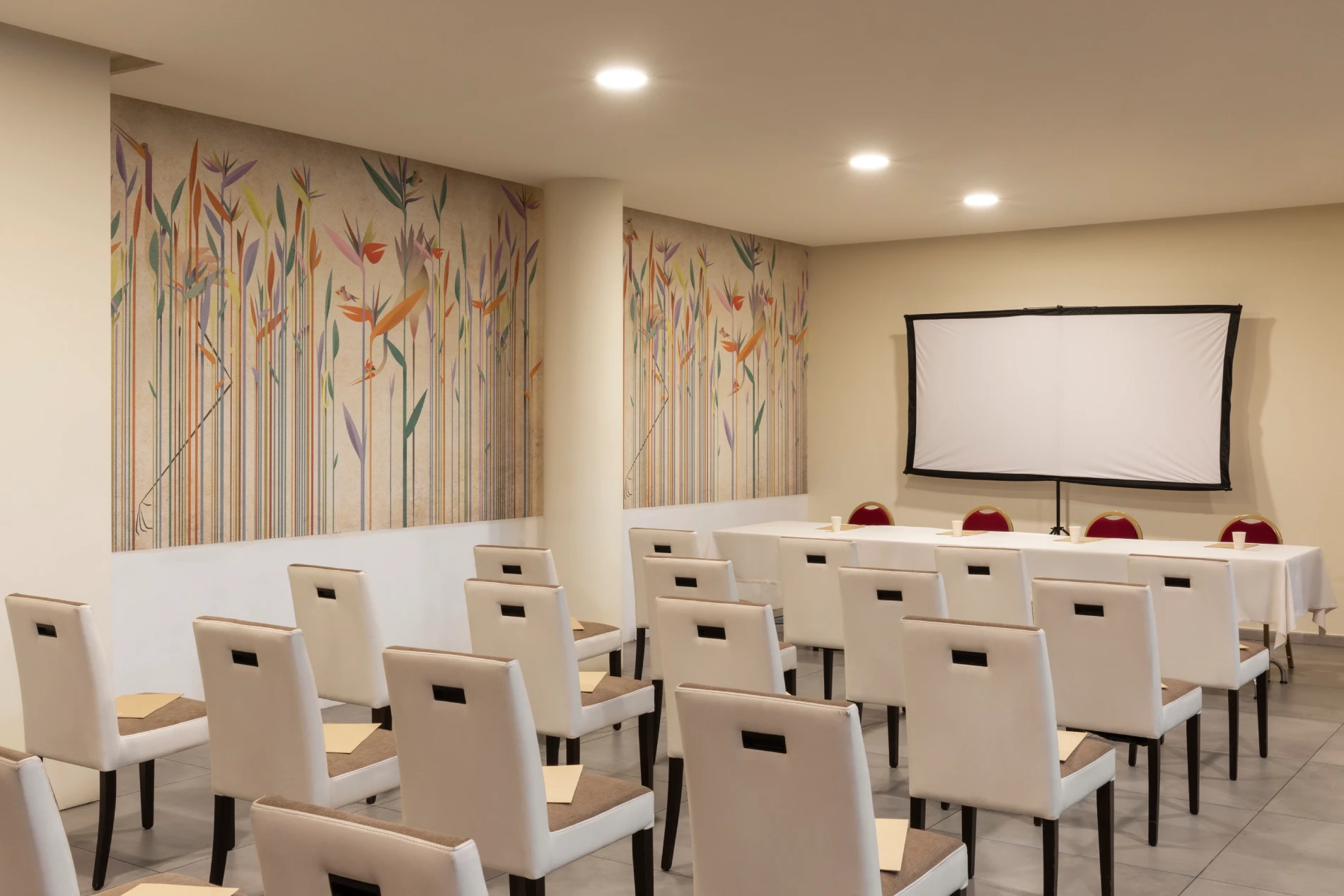 Allestimento meeting con tavolo relatori, schermo e sedute, ideale per conferenze e riunioni business in Liguria - Hotel Al Sant'Andrea, BZAR hotels in Liguria