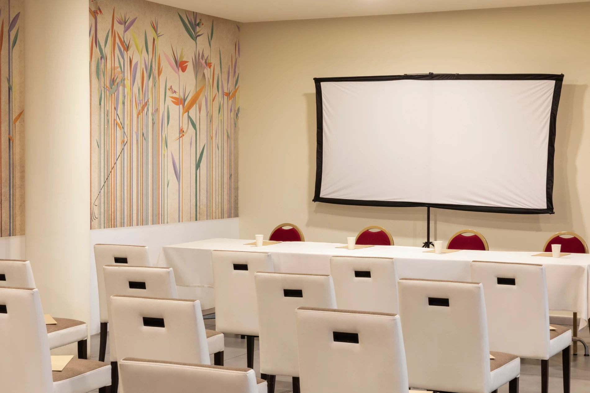 Sala meeting a Sarzana con sedute in platea, schermo per presentazioni e ambiente luminoso per eventi in Liguria - Hotel Al Sant'Andrea, BZAR hotels in Liguria