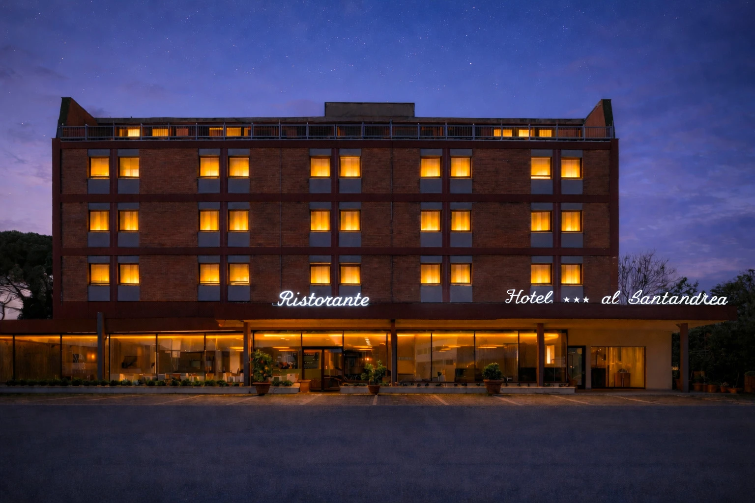 Esterno dell’Hotel Al Sant’Andrea illuminato al tramonto a Sarzana, punto di partenza ideale per scoprire la Liguria - Hotel Al Sant'Andrea, BZAR hotels in Liguria