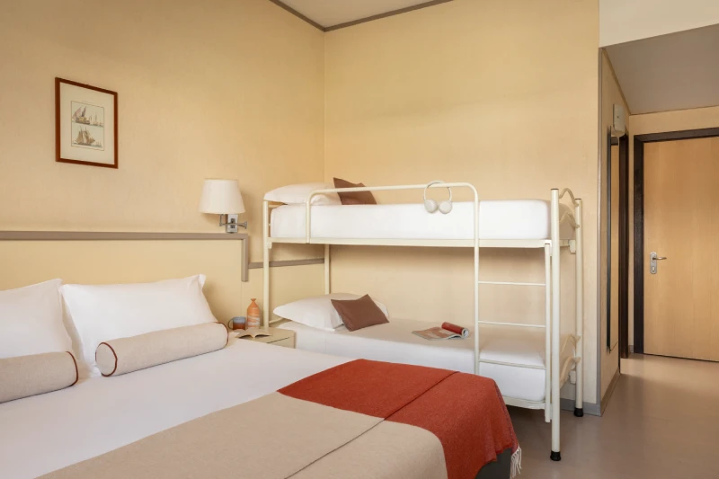 Camera family con letto matrimoniale e letto a castello, soluzione ideale per famiglie in soggiorno a Sarzana in Liguria - Hotel Al Sant'Andrea, BZAR hotels in Liguria