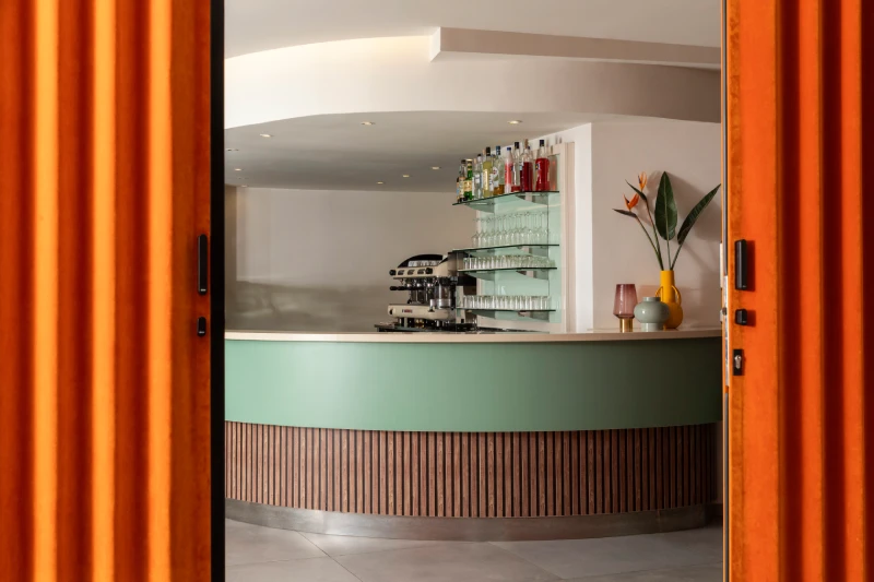 Bar moderno dell’hotel con bancone curvo, bottiglie esposte e atmosfera lounge, perfetto dopo una giornata in Liguria - Hotel Al Sant'Andrea, BZAR hotels in Liguria