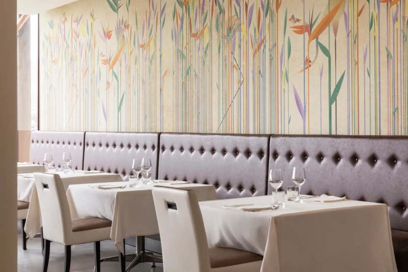 Sala ristorante elegante con tavoli apparecchiati, boiserie e murales, esperienza di gusto per vacanze in Liguria - Hotel Al Sant'Andrea, BZAR hotels in Liguria