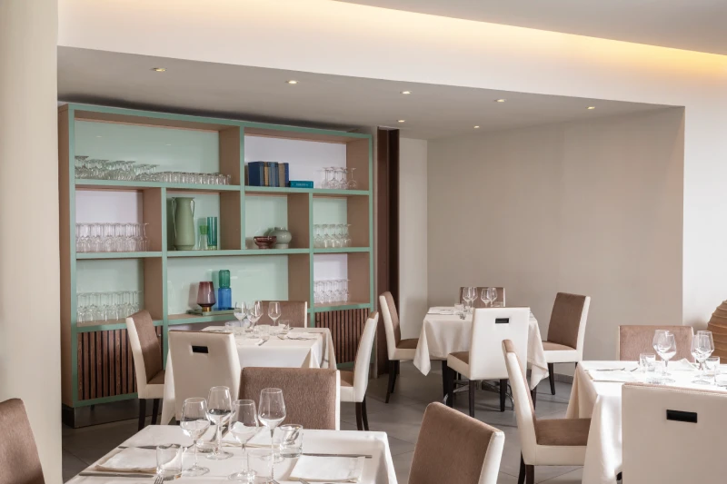 Ristorante luminoso con mise en place completa e scaffalatura di calici, ambiente curato per soggiorni a Sarzana in Liguria - Hotel Al Sant'Andrea, BZAR hotels in Liguria
