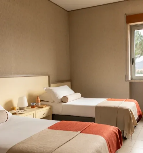Camera doppia luminosa e accogliente con letti singoli, arredi essenziali e comfort moderni per soggiorni in Liguria - Hotel Al Sant'Andrea, BZAR hotels in Liguria