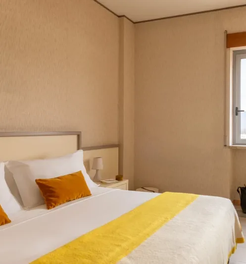 Camera superior elegante e spaziosa con letto matrimoniale, luce naturale e ambienti curati per un soggiorno in Liguria - Hotel Al Sant'Andrea, BZAR hotels in Liguria