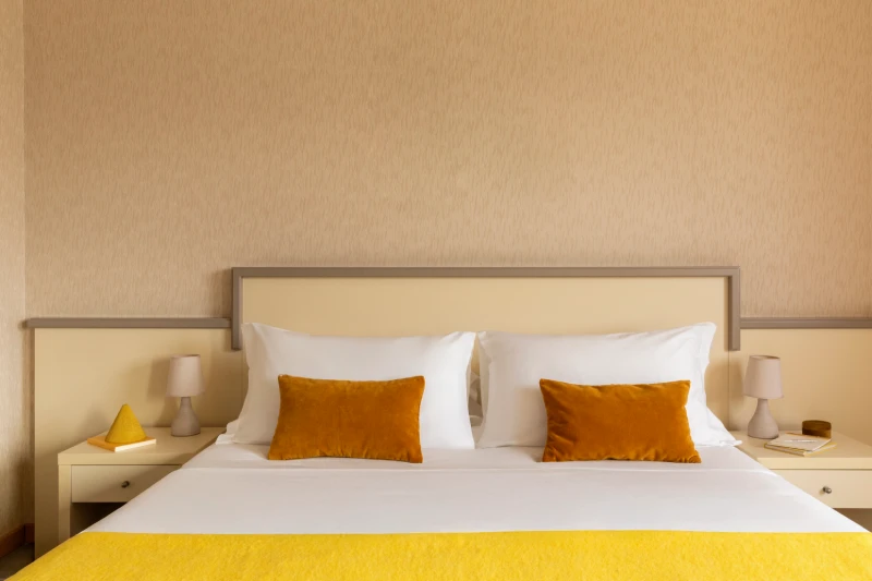Camera superior con letto matrimoniale e dettagli caldi, atmosfera rilassante a Sarzana per un soggiorno in Liguria - Hotel Al Sant'Andrea, BZAR hotels in Liguria