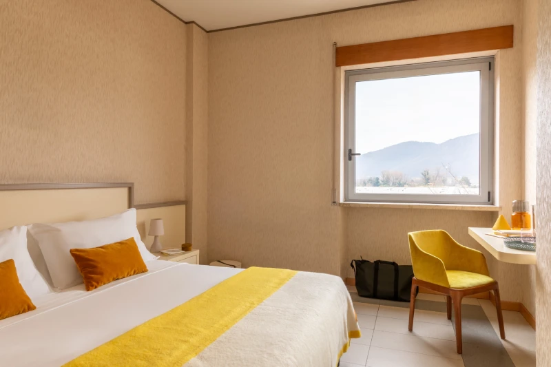 Camera superior con letto matrimoniale, postazione lavoro e vista colline, ideale per viaggi business o leisure in Liguria - Hotel Al Sant'Andrea, BZAR hotels in Liguria