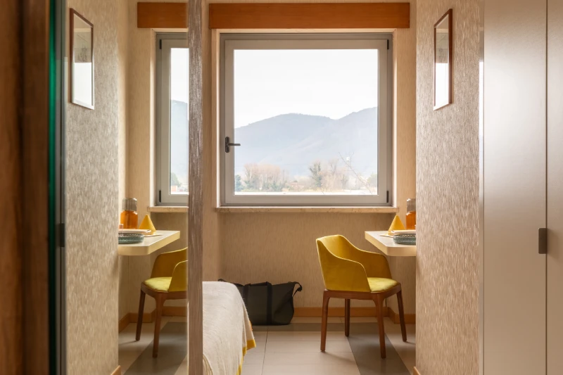 Camera superior con specchio a tutta altezza, scrivania e finestra panoramica, comfort moderno per soggiorni in Liguria - Hotel Al Sant'Andrea, BZAR hotels in Liguria