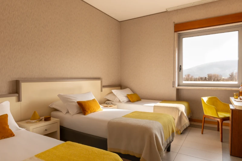 Camera tripla luminosa con letti singoli e vista sulle colline, soluzione pratica per piccoli gruppi in Liguria - Hotel Al Sant'Andrea, BZAR hotels in Liguria