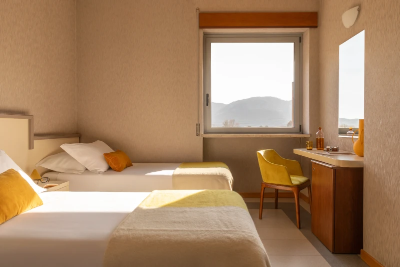 Camera tripla con letti singoli, toni caldi e spazio lavoro, ideale per soggiorni di gruppo tra Sarzana e Liguria - Hotel Al Sant'Andrea, BZAR hotels in Liguria