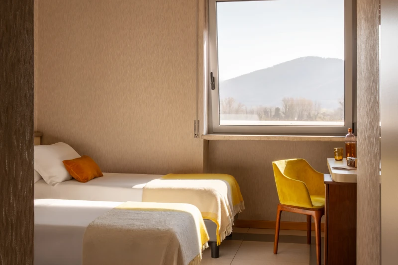 Camera tripla con letto singolo e scrivania vicino alla finestra, vista colline e comfort per vacanze in Liguria - Hotel Al Sant'Andrea, BZAR hotels in Liguria